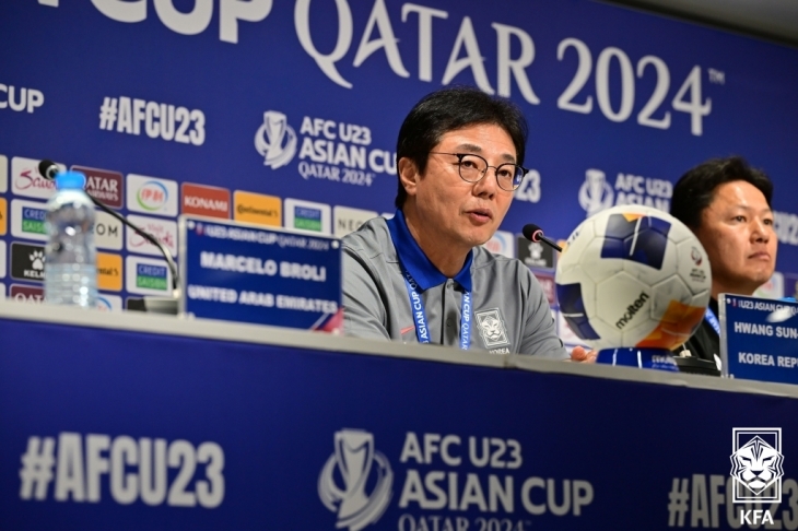 카타르 도하 칼리파 국제 경기장에서 열린 2024 U-23 아시안컵 B조 공식 감독 기자회견에서 황선홍 한국 대표팀 감독이 발언하고 있다.  대한축구협회 제공