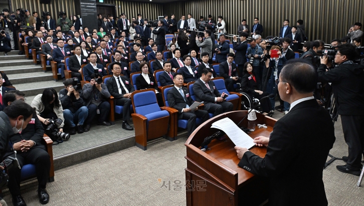 윤재옥 국민의힘 대표 권한대행이 15일 서울 여의도 국회에서 열린 제22대 국회 국민의힘·국민의미래 당선자총회에서 모두발언 하고 있다. 2024.4.16 오장환 기자