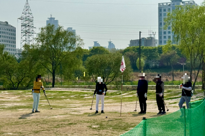 풀 베고 깃발 꽂고… 하천 점령한 파크골프