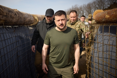 볼로디미르 젤렌스키 우크라이나 대통령이 지난 9일 하르키우 지역의 전선을 찾았다. 하르키우 AFP 연합뉴스
