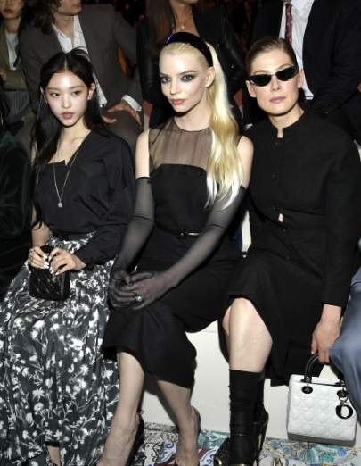 K팝스타 뉴진스 해린(왼쪽)과 영화배우 안야 테일러 조이(가운데), 로자먼드 파이크가 15일(현지시간) 미국 뉴욕 브루클린 미술관에서 열린 디올(Dior) 2024 프리폴 패션쇼에 참석하고 있다.<br>AP 연합뉴스