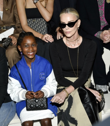 영화배우 샤를리즈 테론과 딸 오거스트가 15일(현지시간) 미국 뉴욕 브루클린 미술관에서 열린 디올(Dior) 2024 프리폴 패션쇼에 참석하고 있다.<br>AP 연합뉴스