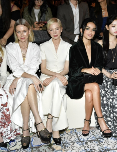왼쪽부터 영화배우 나오미 왓츠, 미셸 윌리엄스, 레이첼 지글러가 15일(현지시간) 미국 뉴욕 브루클린 미술관에서 열린 디올(Dior) 2024 프리폴 패션쇼에 참석하고 있다.<br>AP 연합뉴스