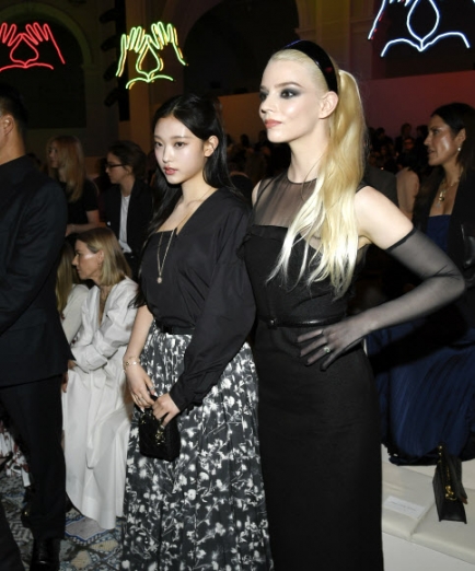 K팝스타 뉴진스 해린(왼쪽)과 영화배우 안야 테일러 조이가 15일(현지시간) 미국 뉴욕 브루클린 미술관에서 열린 디올(Dior) 2024 프리폴 패션쇼에 참석하고 있다.<br>AP 연합뉴스