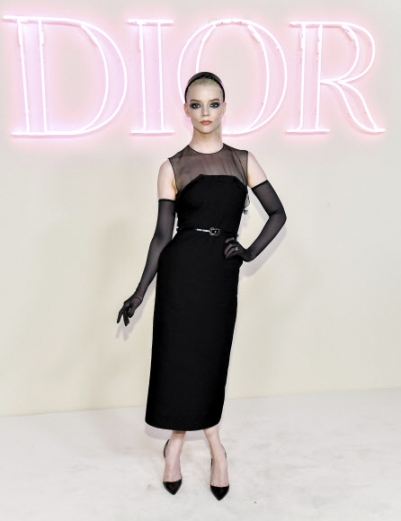 영화배우 안야 테일러 조이가 15일(현지시간) 미국 뉴욕 브루클린 미술관에서 열린 디올(Dior) 2024 프리폴 패션쇼에 참석해 포즈를 취하고 있다.<br>AP 연합뉴스