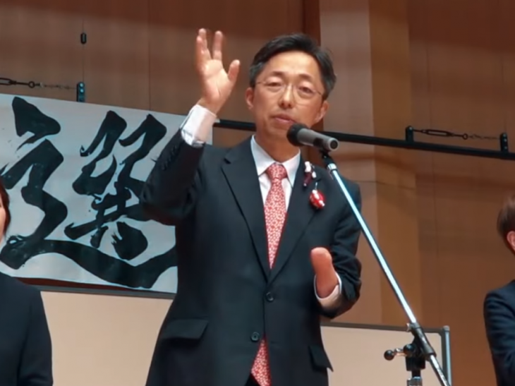 지난달 24일 당선된 뒤 연설하는 일본 구마모토현의 새로운 지사 기무라 타카시(49)의 모습. 그는 태어날 때부터 왼손이 없었다. 기무라 타카시 유튜브 캡처