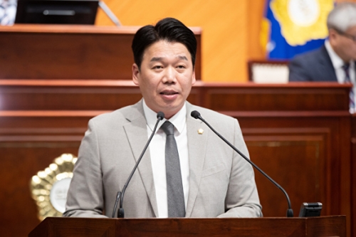 군산시의회 설경민 의원이 새만금 태양광 사업 비리 의혹 수사 촉구 건의안을 발의하고 있다. 군산시의회 제공.