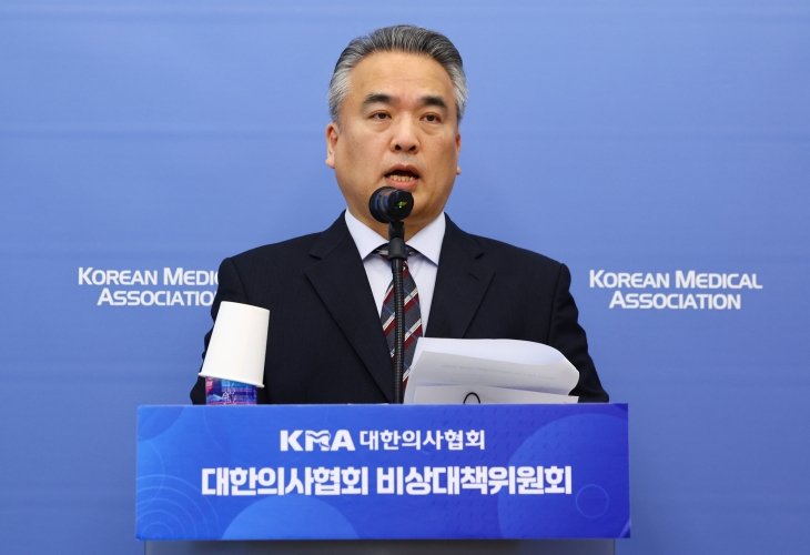 발언하는 김성근 의협 비대위 홍보위원장