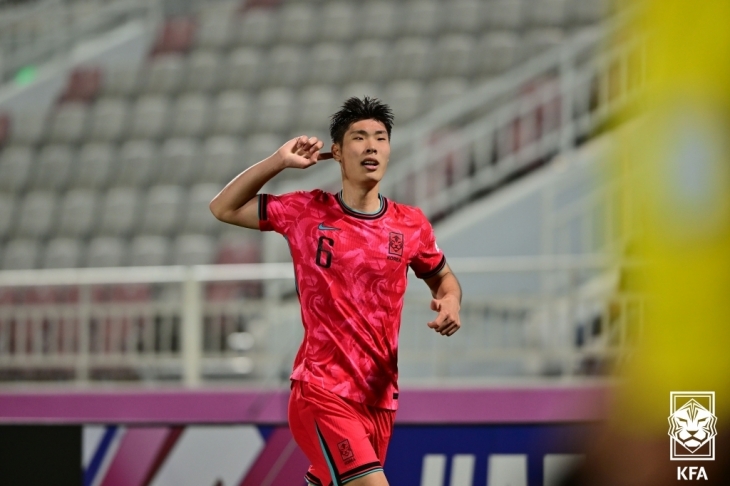 이영준이 17일 카타르 도하에서 열린 2024 아시아축구연맹(AFC) U23 아시안컵 조별리그 B조 1차전 아랍에미리트와의 경기 후반 49분 헤더로 1-0 극장골을 넣은 뒤 세리머니를 하고 있다. 대한축구협회 제공