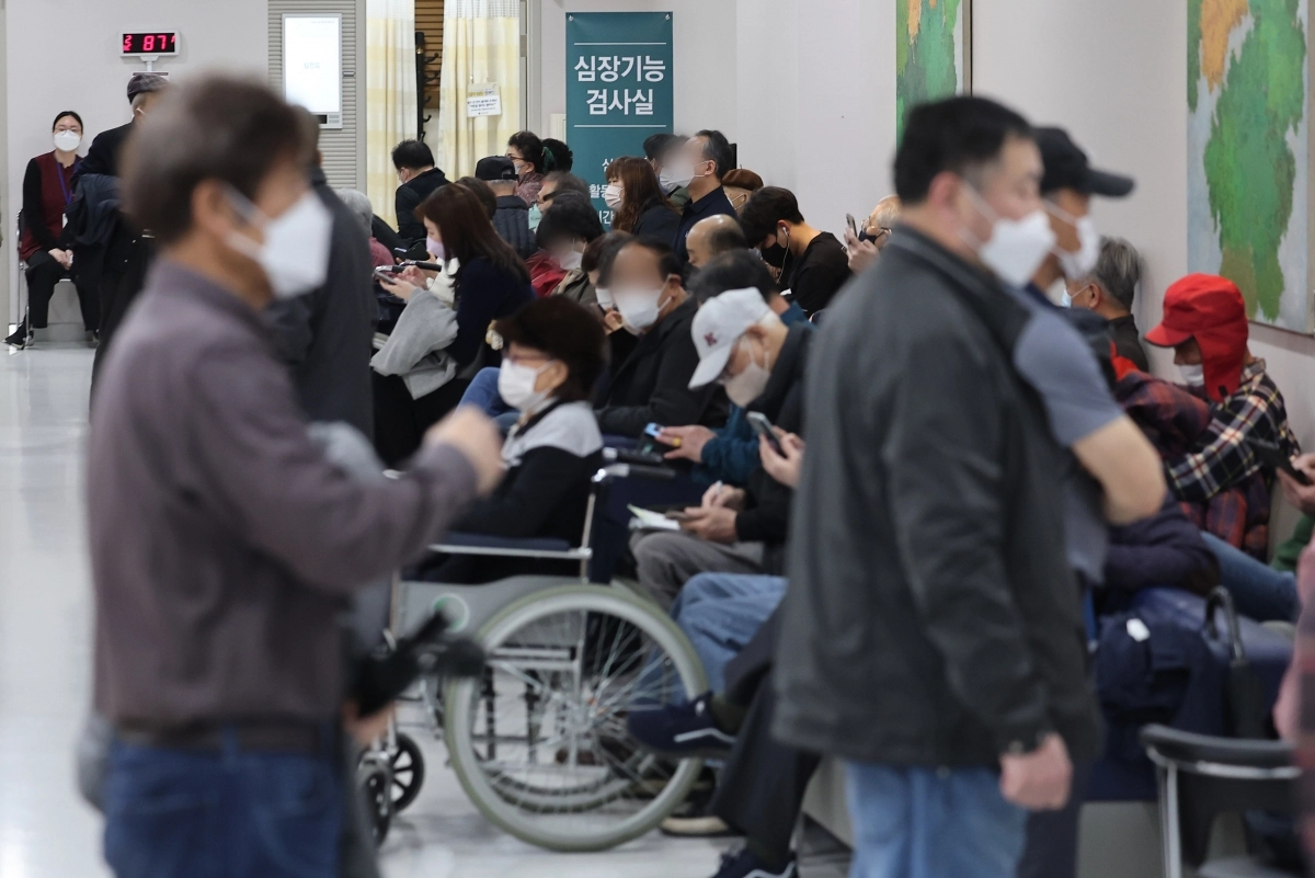 의대 증원안을 둘러싼 의정갈등이 계속되고 있는 가운데 3일 오전 서울 한 대학병원에서 환자들이 진료를 기다리고 있다. 2024.4.3 연합뉴스