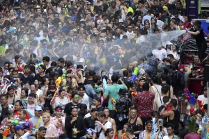 비극이 된 지상 최대 ‘물 축제’…올해도 200명 넘게 숨졌다