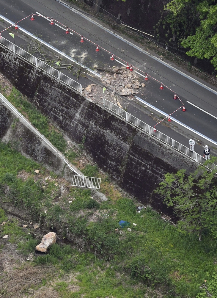 일본 서부 지진, 낙석으로 파손된 도로