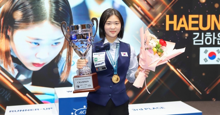 김하은이 지난달 29일 강원도 양구 청춘체육관에서 열린 ‘제12회 아시아캐롬선수권대회 여자 스리쿠션’에서 우승한 뒤 트로피를 들고 기뻐하고 있다. 김하은은 한국 여자 캐롬 선수 최초로 세계 1위에 올랐다. 대한당구연맹 제공