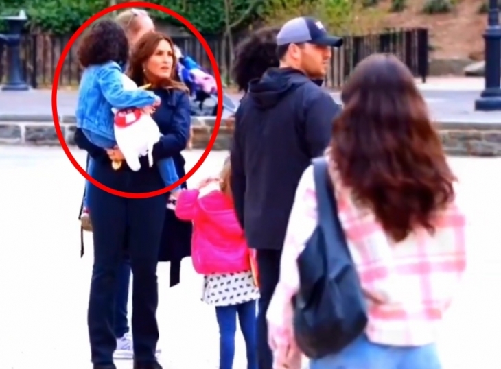 미국 배우 마리스카 하지테이(붉은 원)가 지난 10일 뉴욕 포트 트라이언 공원에서 드라마 촬영 도중 어머니를 잃어버린 아이를 돕는 장면. 엑스(X) 캡처