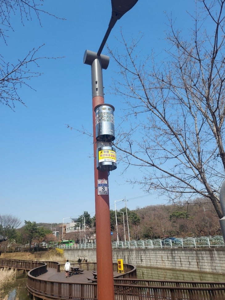 서울 구로구 궁동생태공원 원형광장 주변에 설치된 포충기 모습. 구로구 제공