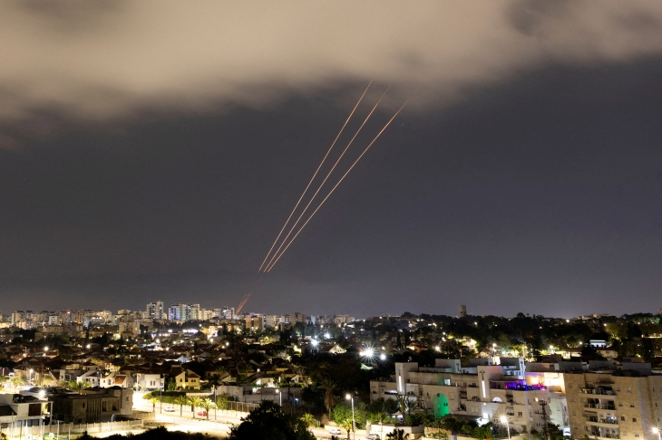 지난 14일 이란이 이스라엘을 향해 미사일과 드론을 발사한 뒤 미사일 방어 시스템이 작동하고 있다. 로이터 연합뉴스