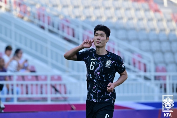19일 오후(현지시간) 카타르 도하 압둘라 빈 칼리파 스타디움에서 열린 2024 아시아축구연맹(AFC) U-23 아시안컵 조별리그 B조 2차전 한국과 중국의 경기. 이영준이 선제골을 넣은 뒤 세리머니를 하고 있다.  대한축구협회 제공