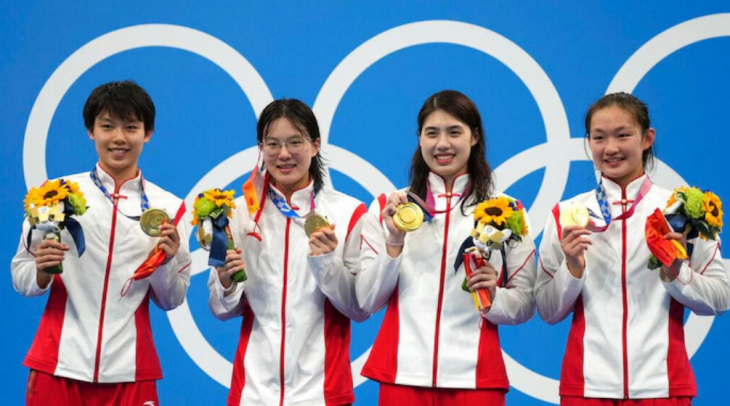 2020 도쿄올림픽 여자 계영 800m에서 금메달을 딴 중국 선수들. 왼쪽부터 양쥔쉬안, 탕무한, 장위페이, 리빙제. 2021.7.29 도쿄 AP