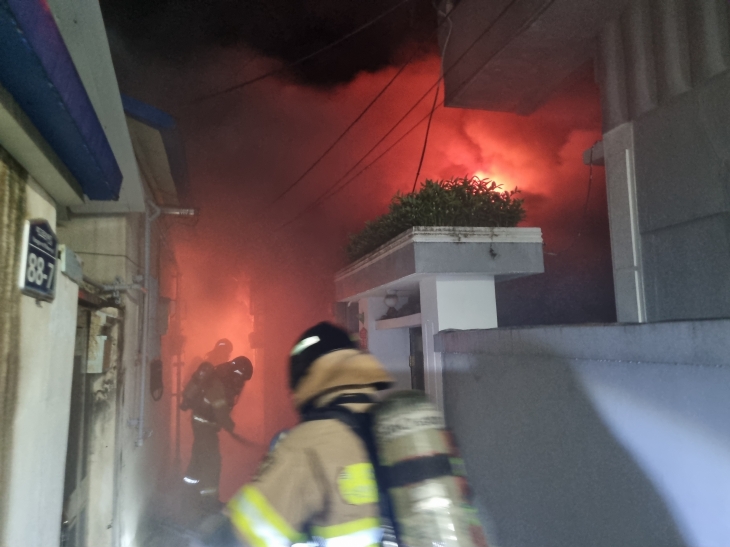 21일 0시 25분쯤 부산 동래구 사직동 한 주택에서 소방관들이 화재 진압 활동을 하고 있다. 부산소방재난본부 제공