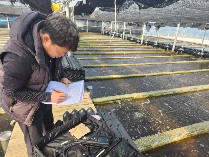 전남해양수산과학원이 최적의 양식 조건 연구를 위해 완도 전복 종자배양장에서 환경조사를 하고 있다.