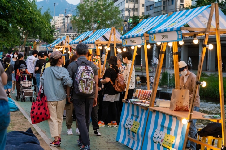 서울 관악구가 지난해 별빛내린천에서 연 관악봄축제 모습.   관악구 제공