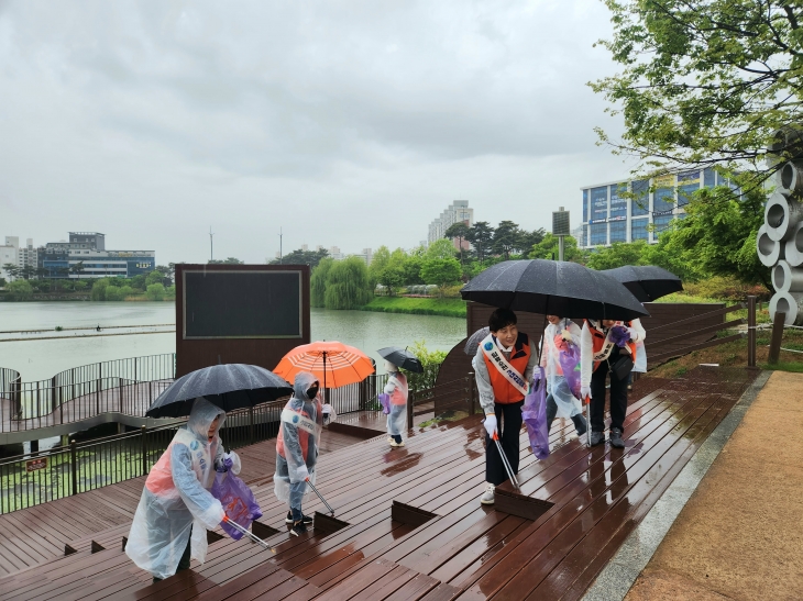 김미영 (사)소비자교육중앙회 순천시지회장과 회원들이 조례호수공원에서 ‘물사랑 환경사랑’ 홍보 플로킹을 펼치고 있다.