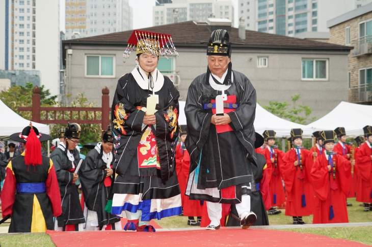 이필형(왼쪽) 서울 동대문구청장이 지난 20일 선농단역사공원에서 열린 선농대제에서 임금 역할인 초헌관을 맡아 제례봉행을 진행하고 있다. 동대문구 제공