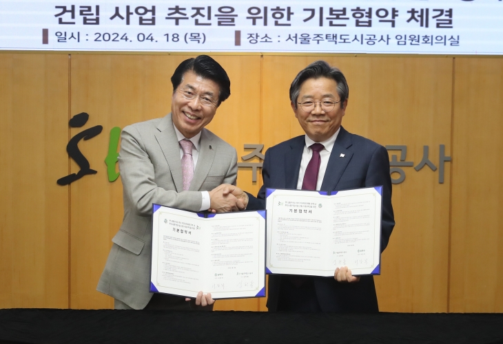 서강석(왼쪽) 서울 송파구청장과 김헌동 SH공사 사장이 지난 18일 SH공사에서 진행된 ‘송파구·SH공사 기본협약 체결식’에서 기념촬영을 하고 있다. 송파구 제공