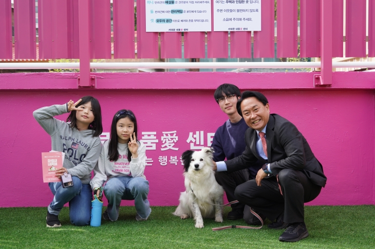 이성헌(오른쪽 첫 번째) 서울 서대문구청장이 지난 17일 홍은동에 문을 연 반려견 지원시설 ‘내품애센터’에서 지역 어린이, 반려견과 함께 기념촬영을 하고 있다. 서대문구 제공
