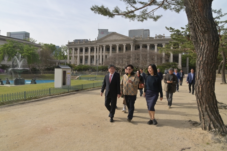 김길성(앞줄 맨 왼쪽) 서울 중구청장이 지난 17일 덕수궁에서 주민자치위원장 협의회와 함께 덕수궁 석조전 앞에서 해설사의 설명을 듣고 있다. 중구 제공