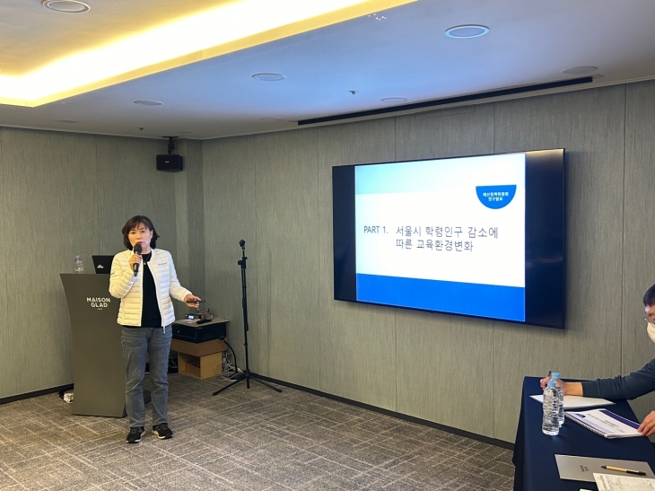 심미경 의원이 ‘서울시 도시형 분교 실효성 연구’라는 주제로 연구발표를 하고 있다.