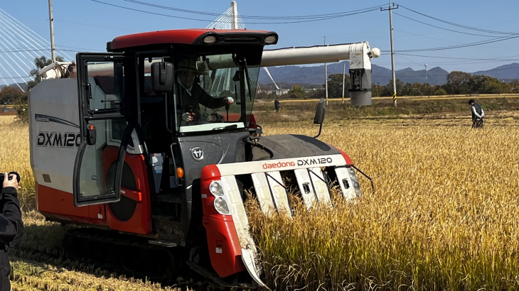 김동연 경기지사가 콤바인으로 벼를 수확하고 있다.(경기도 제공 자료사진)