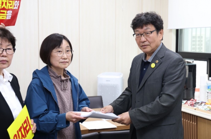 지난 19일 가사·돌봄유니온 등 6개 단체대표를 만나 ‘최저임금법 개악 건의안 폐기와 발의 의원 사과 요구 서명명단’을 전달받은 송재혁 대표의원