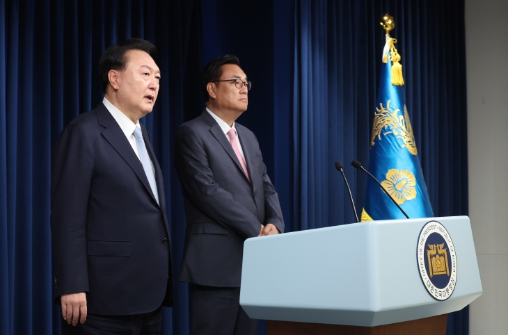 윤석열 대통령이 22일 오전 서울 용산 대통령실 청사에서 정진석 신임 비서실장을 소개하고 있다. 2024.04.22 뉴시스