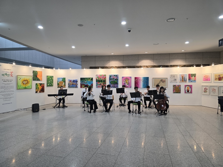 15일부터 19일까지 5일간 경기도청 1층 로비에서 점심과 퇴근 시간대 30분 내외의 장애 예술인 공연과 2024년 누림 Art&amp;Work 선정 작품 24점이 전시됐다. (경기도 제공)