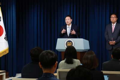 尹, 정진석 비서실장 직접 소개… “이재명 대표와는 의제 제한 없이 대화”