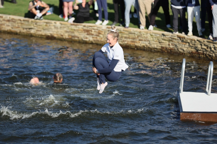 22일 셰브론  챔피언십에서 우승한 넬리 코르다가 18번 홀 그린 옆 호수에 뛰어들고 있다. AFP 연합뉴스