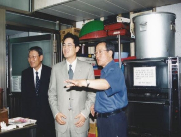 이재용 삼성전자 회장(당시 상무·가운데)이 지난 2003년 6월 서울 영등포 요셉의원을 방문한 자리에서 고(故) 선우경식 원장(오른쪽)의 안내를 받아 목욕실·세탁실·이발실을 둘러보고 있다. 사진=책 ‘의사 선우경식’