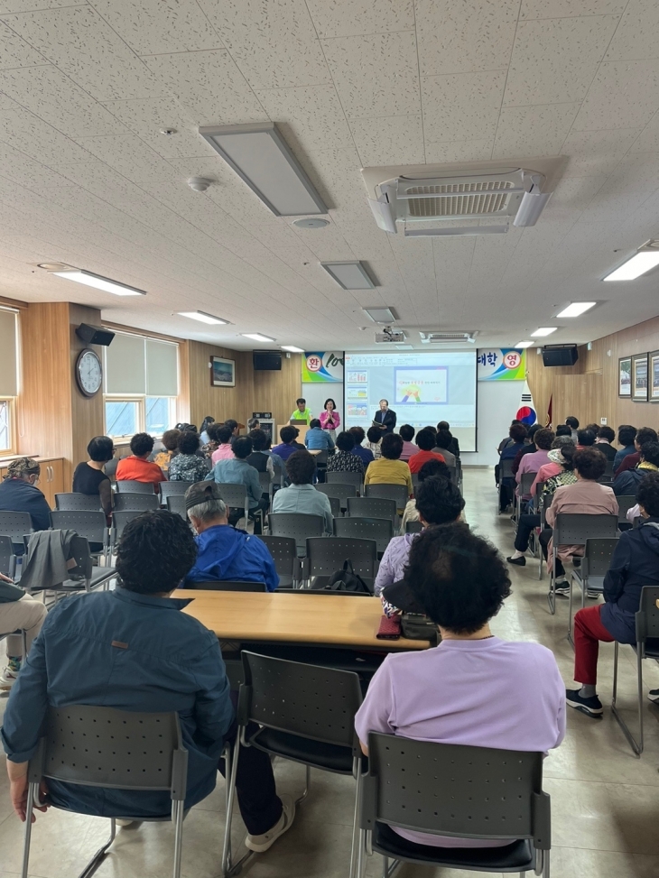 추영아 농협은행 순천시청출장소장과 배윤서 계장이 노인회관 3층 대강당에서 노인대학 학생들에게 금융사기 예방 교육을 펼쳐 호응을 받았다.