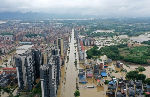 21일 중국 광둥성 칭위안 지역이 폭우로 물에 잠긴 모습을 드론으로 찍었다. 칭위안 신화 연합뉴스