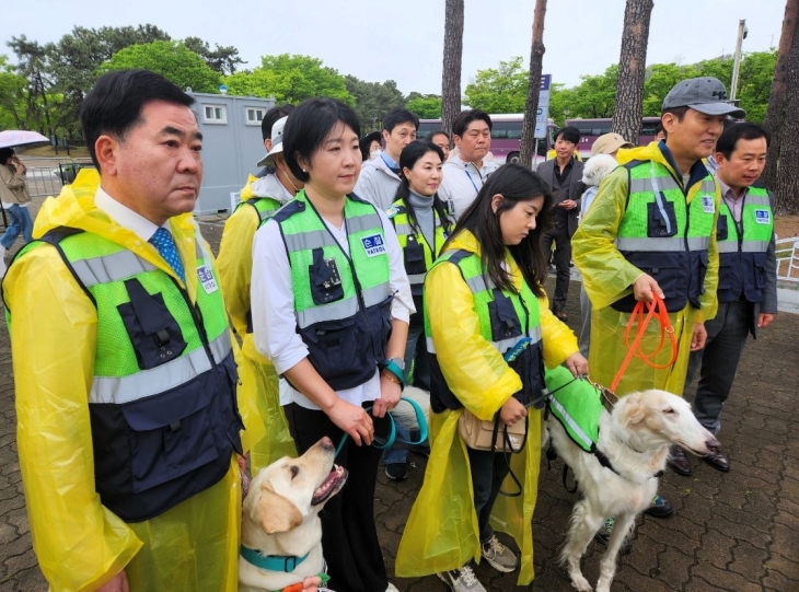 지난 20일 월드컵공원 내 평화의 광장에서 열린 ‘서울 반려견 순찰대’ 활동 선포식에 참석한 김원태 위원장(왼쪽 첫 번째)