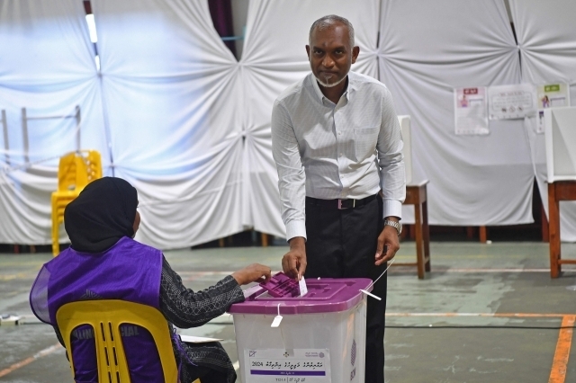 몰디브에서 총선이 열린 21일(현지시간) 수도 말레에서 모하메드 무이주 대통령이 투표함에 투표용지를 넣고 있다. 말레 AFP 연합뉴스