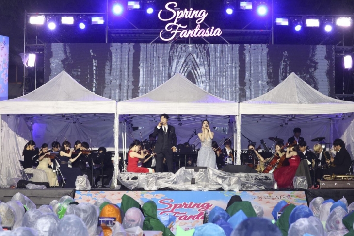 지난 20일 서울 서초구 방배뒷벌어린이공원 일대에서 열린 봄밤의 클래식 축제에서 공연이 펼쳐지고 있다. 서초구 제공