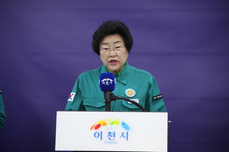 김경희 시장이 22일 언론 브리핑에서 시민들이 수돗물이 안전하다고 느끼실 때까지 모니터링과 정밀 조사를 지속적으로 추진하고 빠른 시일내 정상화하도록 최선을 다하겠다고 말했다. 이천시 제공