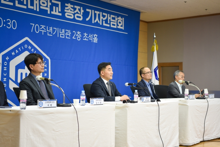 이병운  순천대 총장이 취임 1주년 기자간담회 자리에서 전남도 공모 참여 대신 교육부에 직접 의대 신설을 신청하게 된 이유를 설명하고 있다.