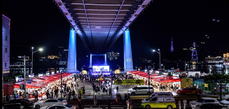 ‘여수밤바다 낭만버스킹’이 열리고 있는 여수 해양공원. 여수시 제공