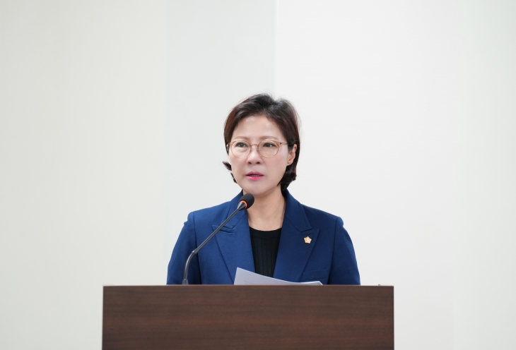 하남시의회 정혜영 의원이 22일에 열린 하남시의회 제329회 임시회 도시건설위원회 회의에서 ‘하남시 시각장애인 보도 점자블록 설치 및 관리 조례안’에 대한 제안설명을 하고 있다. 하남시의회 제공