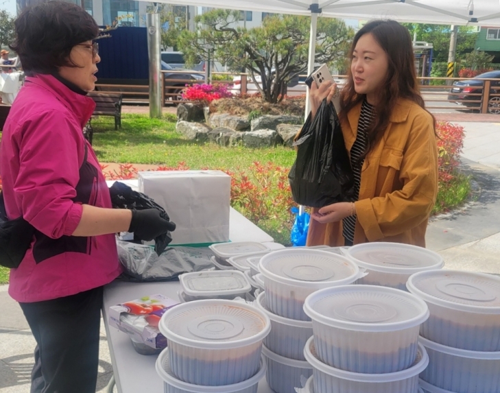 순천시 도사동 새마을부녀회원들이 불우이웃돕기 성금 마련 반찬 바자회를 열고 있다.