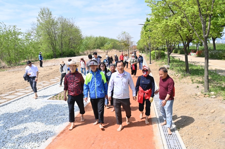 이현재 (앞줄 왼쪽 세 번째)시장이  이달 말 개장할 계획인  미사동 4-1번지 일원 약 250m 길이의 미사 한강 황톳길을  점검하고 있다. 하남시 제공