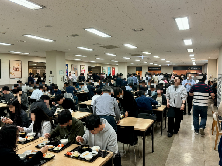 22일 영등포구 여의도 전경련회관 지하 구내식당이 인근 회사에 다니는 직장인들로 붐비고 있다. 강동용 기자